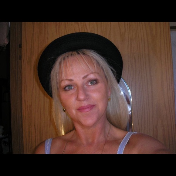 Meet your Posher, Joyce - Picture 2 of 2